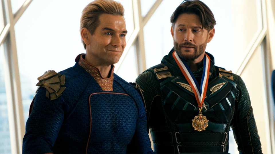 Homelander e Soldier Boy olhando para a imprensa
