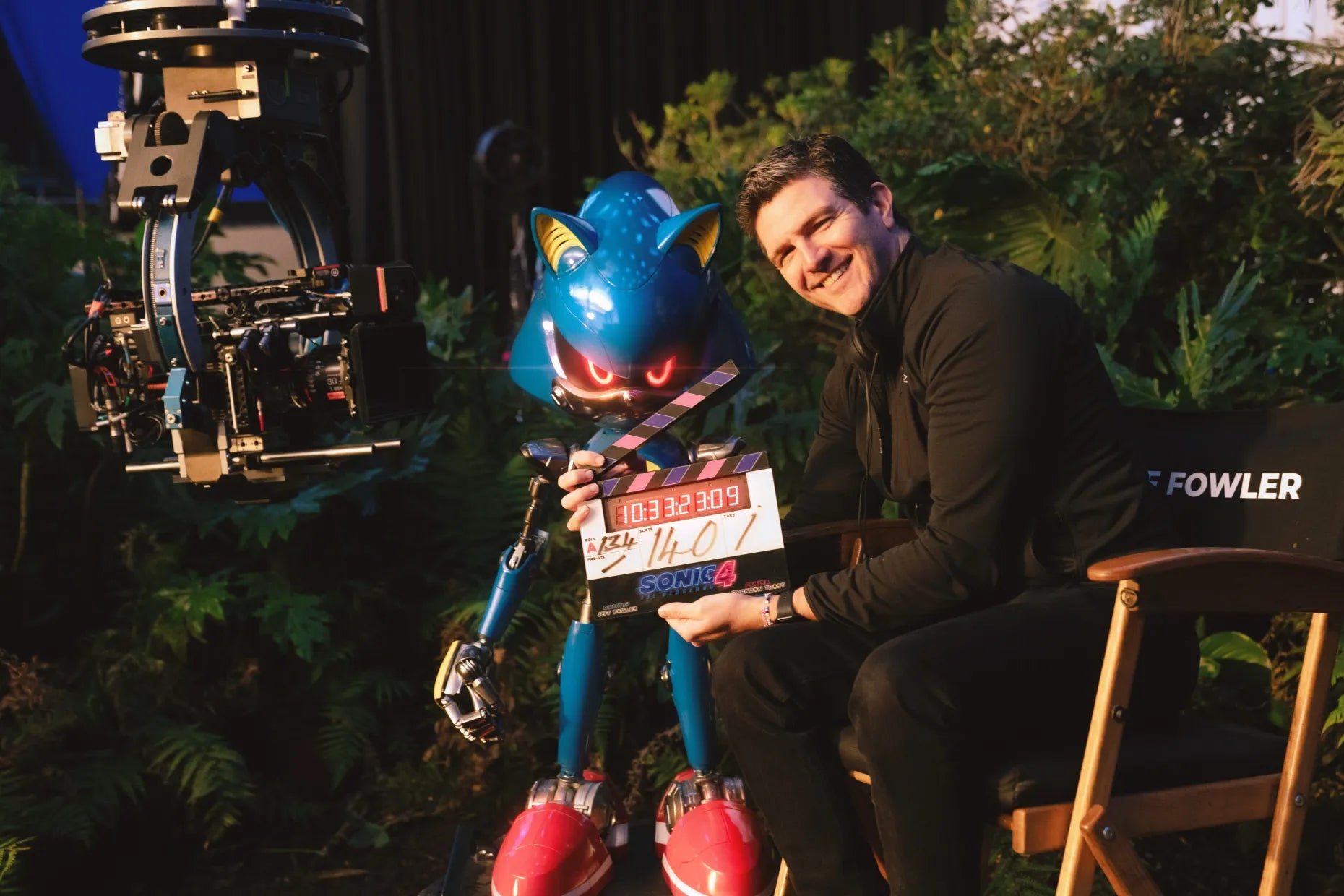 Metal Sonic ao lado do diretor Jeff Fowler no set de Sonic 4