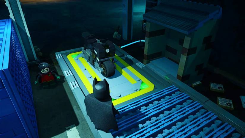 Batmoto em elevador no game LEGO Batman: Legacy of the Dark Knight