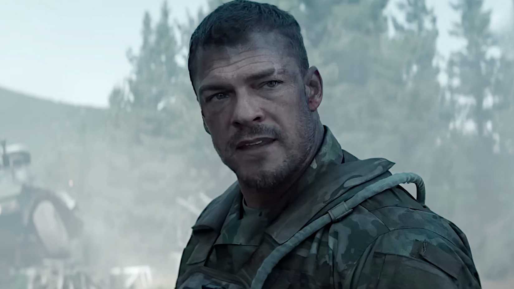 Alan Ritchson como 81 em War Machine