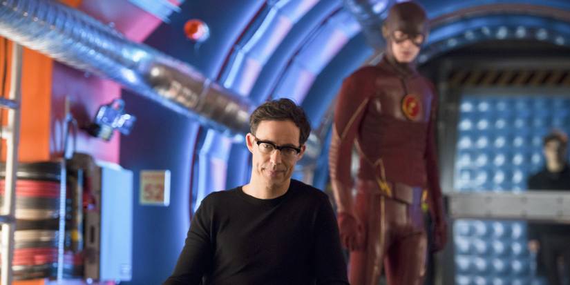 Barry parado atrás de Harrison Wells em The Flash, episódio Flash Back