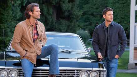 Sam e Dean ao redor do Impala em Supernatural