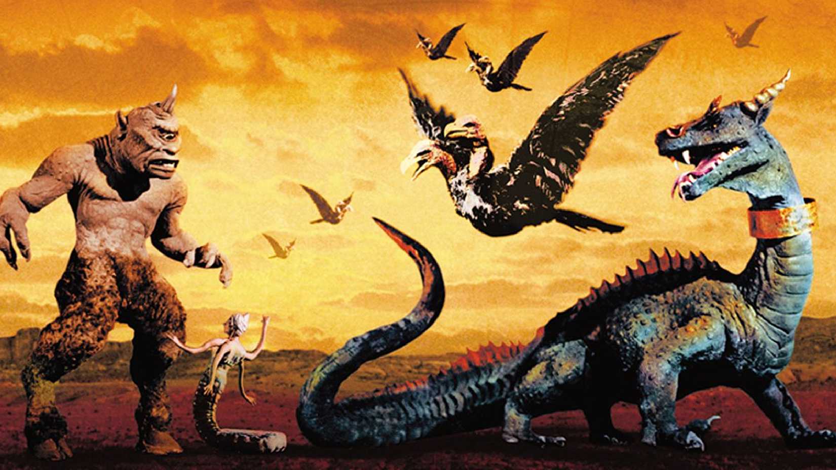 A arte de 'A Sétima Viagem de Sinbad' mostra o herói com uma espada, cercado por diversas criaturas e monstros de stop-motion em um cenário fantasioso.