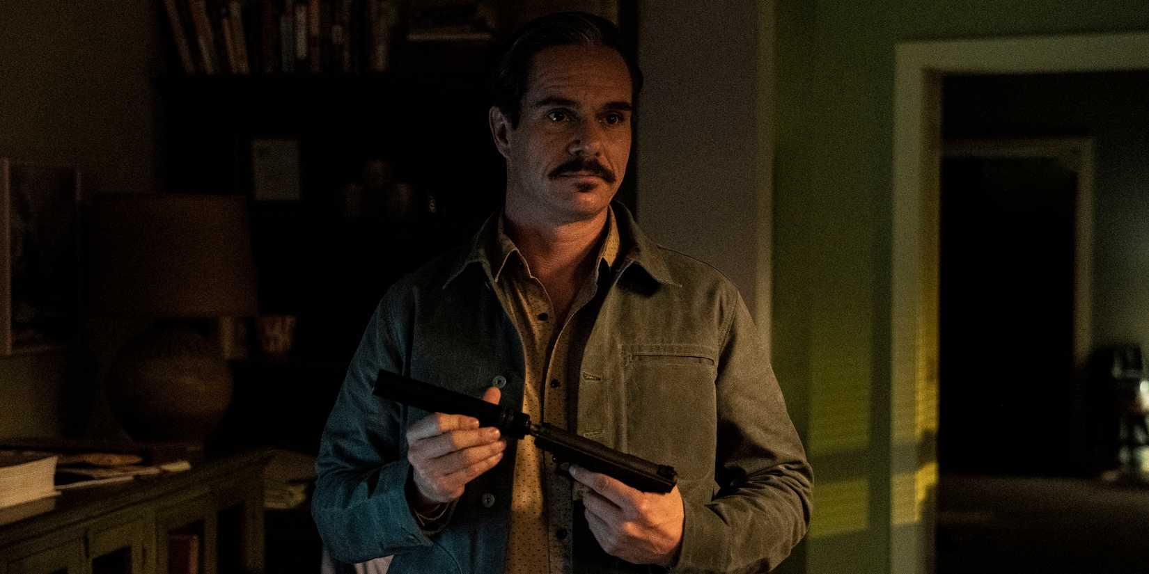 Lalo com uma arma em Better Call Saul