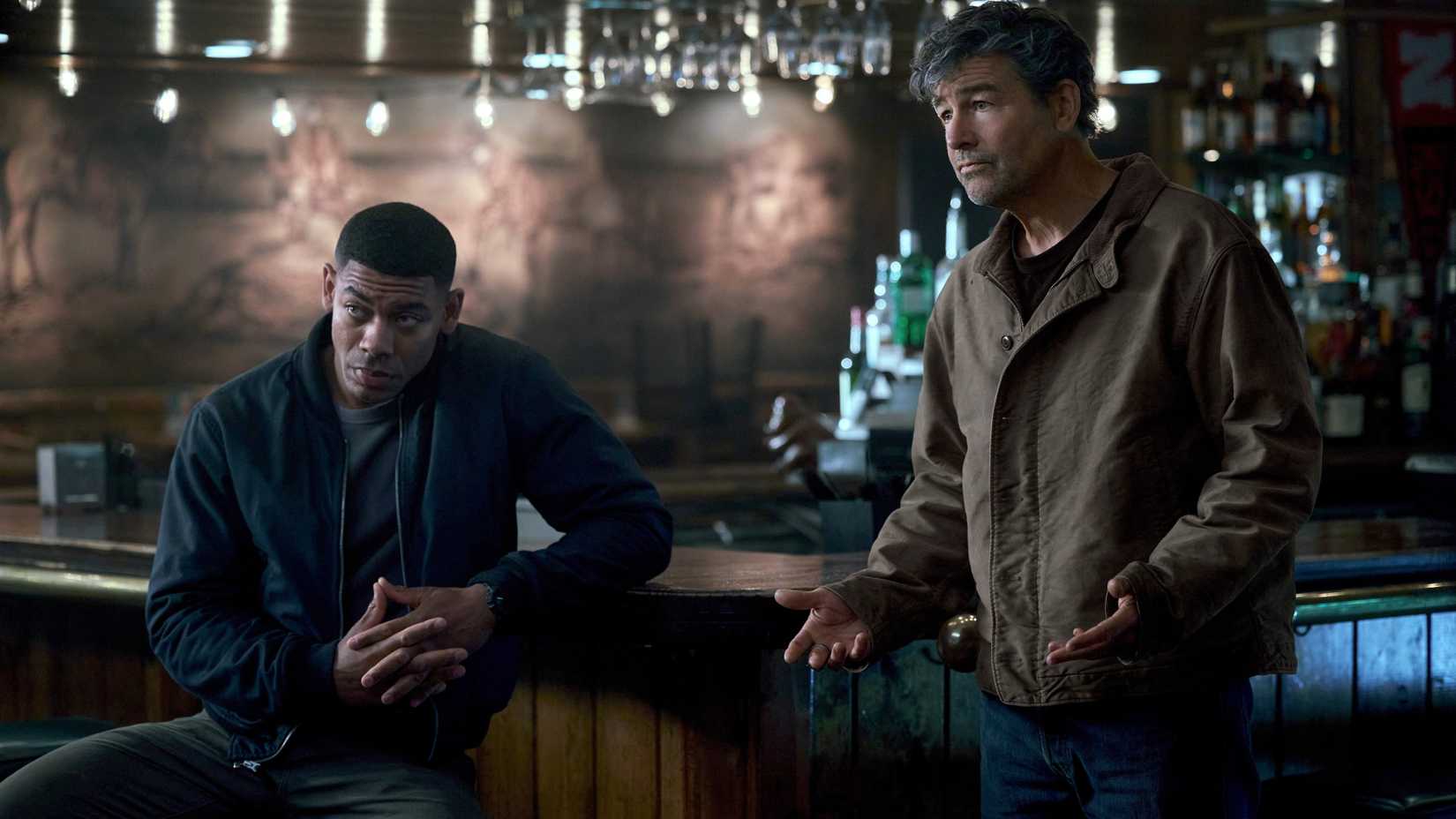 Aaron Pierre como John Stewart e Kyle Chandler como Hal Jordan em Lanterns
