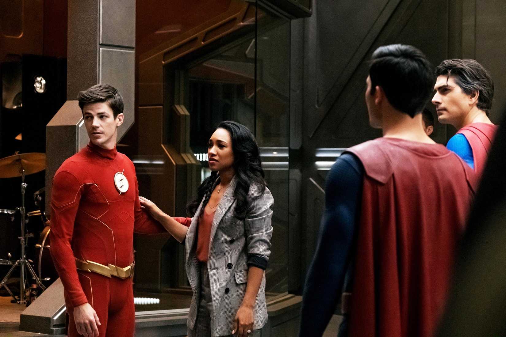 Barry Allen, Iris West-Allen e Superman em Crise nas Infinitas Terras