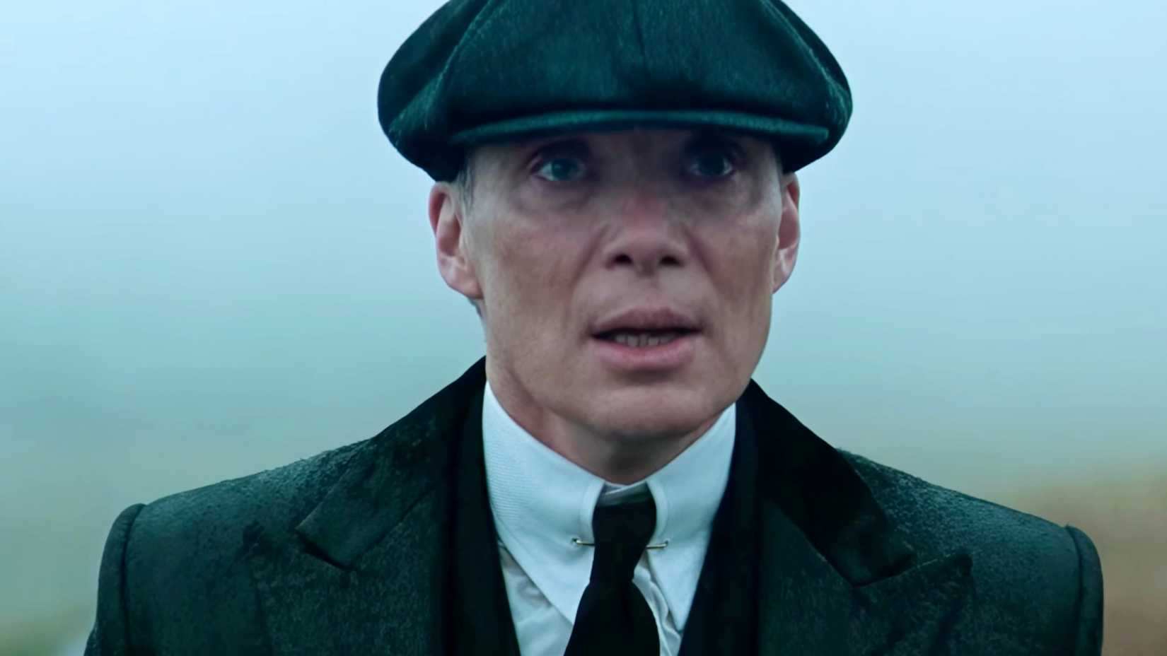 Cillian Murphy como Thomas Shelby assustado em Peaky Blinders
