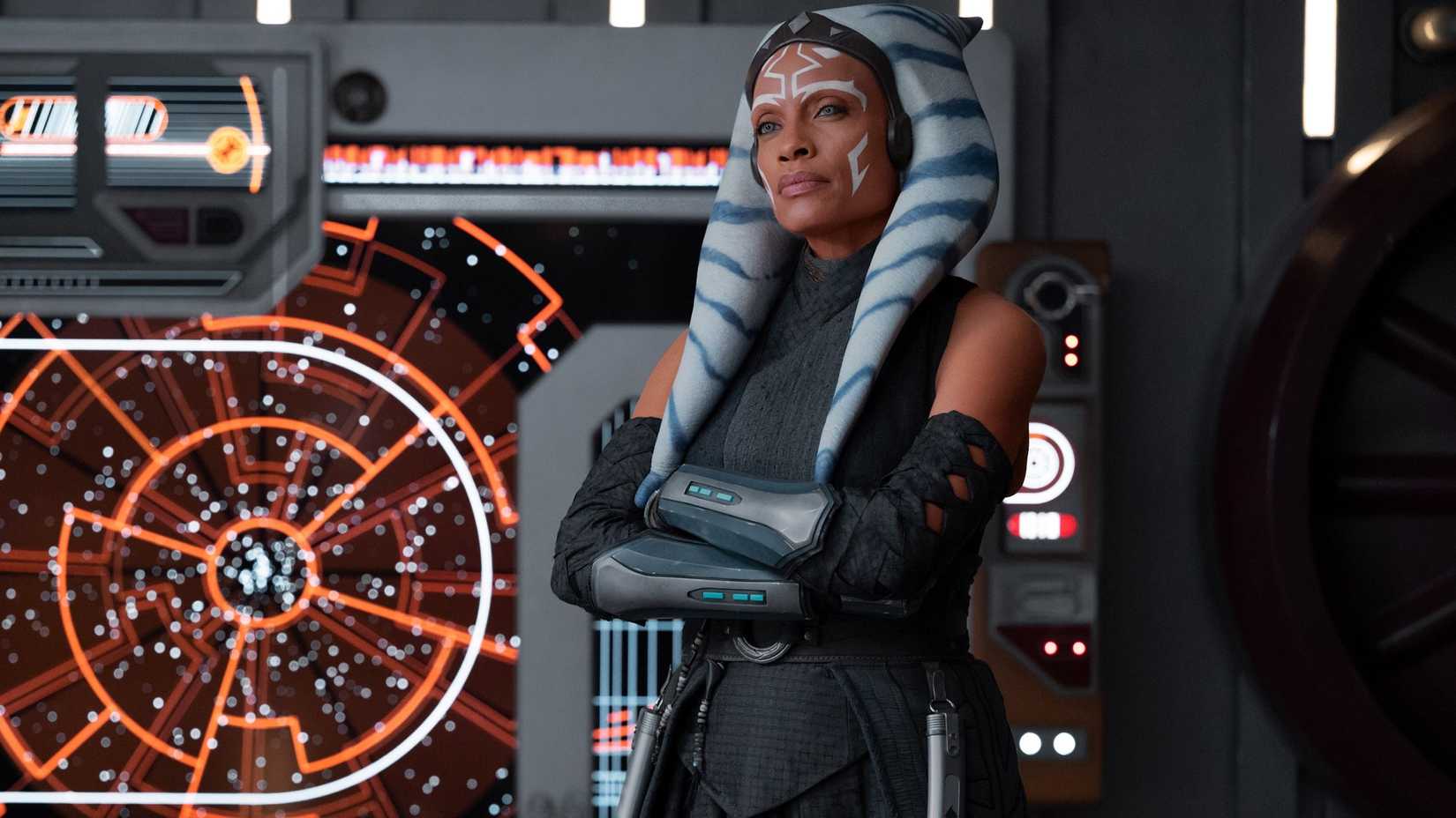 Rosario Dawson como Ahsoka de braços cruzados