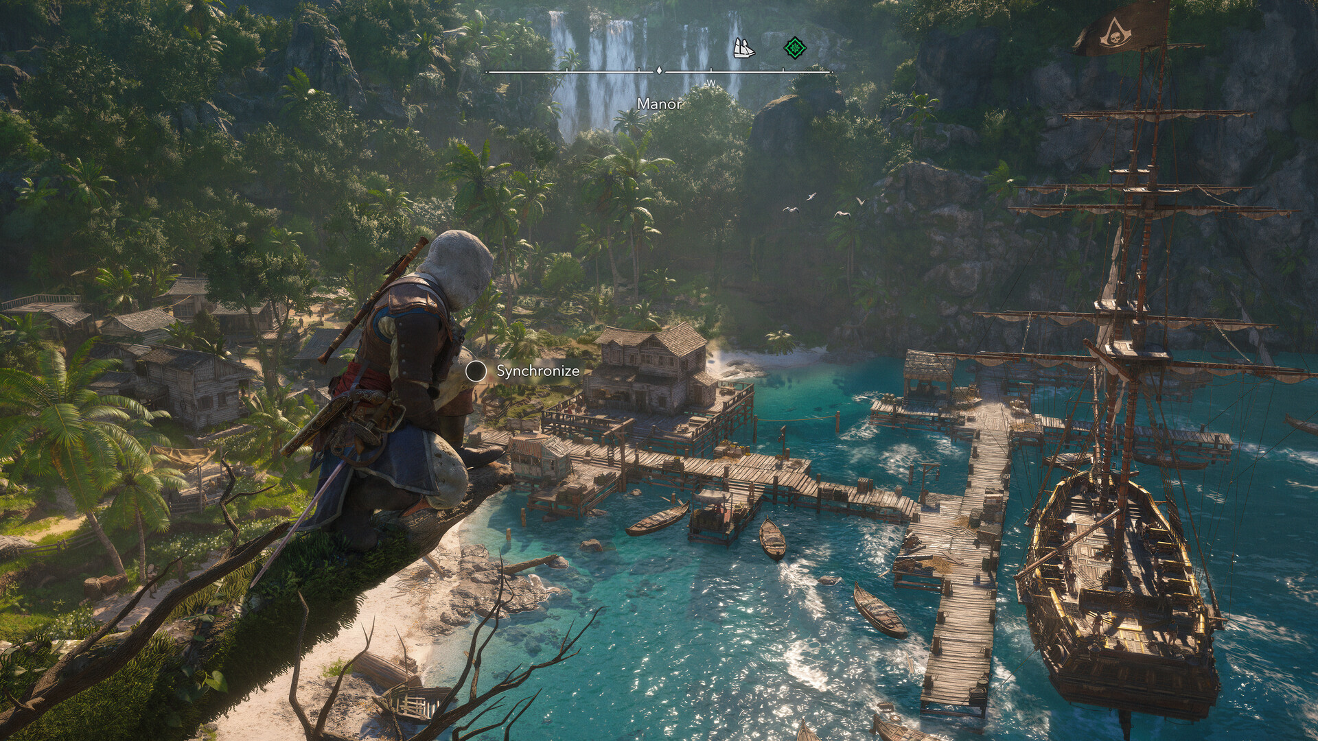 Edward Kenway em um ponto de sincronização sobre uma enseada pirata, com o Gralha ancorado no cais