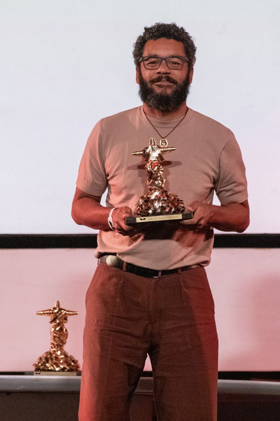 Gabriel Martins com o Troféu Redentor no Festival do Rio